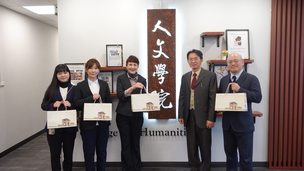 致贈鳳梨酥禮品(左起熊本大學職員2位、小池教授、蔡院長、山口教授)